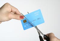 photo d'une carte de crédit qui est couper en deux avec un siceau