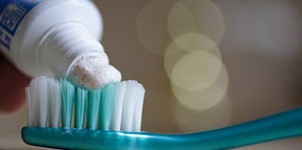 Les fabricants de dentifrice utilisent des nanoparticules de dioxyde de titane dans leurs pâtes pour les blanchir. Une innovation utile?
