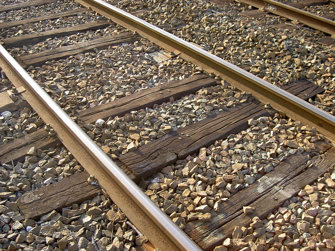 1280px-Rail_track