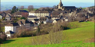 Le joli village de Montsalvy (Cantal)