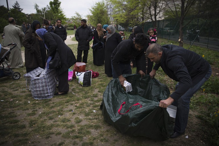 Des réfugiés syriens au parc Edouard Vaillant à Saint-Ouen au nord de Paris. Avril 2014. Crédit Joel Saget/AFP