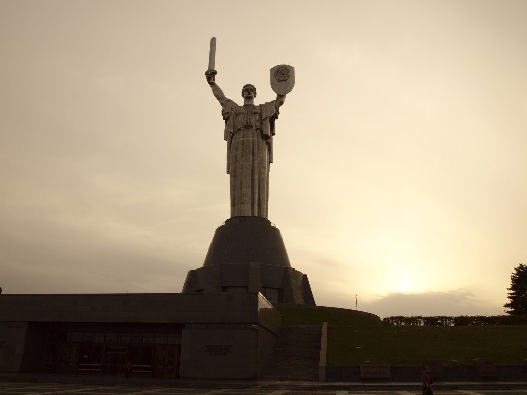 Statue de la mère patrie à Kiev. Crédits : Anne Rio