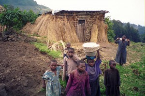 800px-Rwandan_children_at_Volcans_National_Park