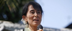 Aung_San_Suu_Kyi_gives_speech (1)
