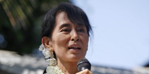 Aung_San_Suu_Kyi_gives_speech (1)