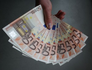 779px-50_Eurobanknoten_in_der_Hand_aufgefaechert