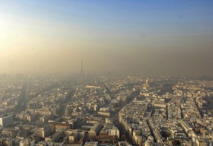 (ARCHIVE) Photo prise, le 01 février 2006, du sommet de la Tour Montparnasse à Paris, montrant un nuage de pollution au-dessus de la capitale. Le niveau d'alerte de pollution de l'air par des particules fines a été atteint le 18 mars 2009 en Ile-de-France et devrait également être dépassé le lendemain, a annoncé Airparif. Les particules fines sont nocives pour l'appareil respiratoire où elles pénètrent profondément du fait de leur très petite taille. AFP PHOTO STEPHANE DE SAKUTIN