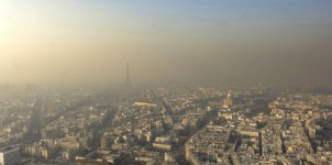 (ARCHIVE) Photo prise, le 01 février 2006, du sommet de la Tour Montparnasse à Paris, montrant un nuage de pollution au-dessus de la capitale. Le niveau d'alerte de pollution de l'air par des particules fines a été atteint le 18 mars 2009 en Ile-de-France et devrait également être dépassé le lendemain, a annoncé Airparif. Les particules fines sont nocives pour l'appareil respiratoire où elles pénètrent profondément du fait de leur très petite taille. AFP PHOTO STEPHANE DE SAKUTIN