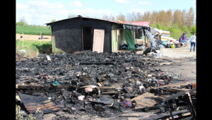 20150427_incendie-camp-migrant