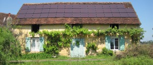 Panneaux solaires sur maison traditionnelle dans le Jura