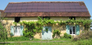 Panneaux solaires sur maison traditionnelle dans le Jura