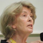 Susan George, militante altermondialiste et présidente d’honneur d’ATTAC, auteure de "Leurs crises, nos solutions"  (Il faut obliger les banques à payer, les socialiser, les séparer en 2 - banque d'investissement et banque d'investissement -, les obliger à financer la transition verte, à faire des prêts "verts" aux citoyens et petites entreprises, taxer les transactions financières ...)  