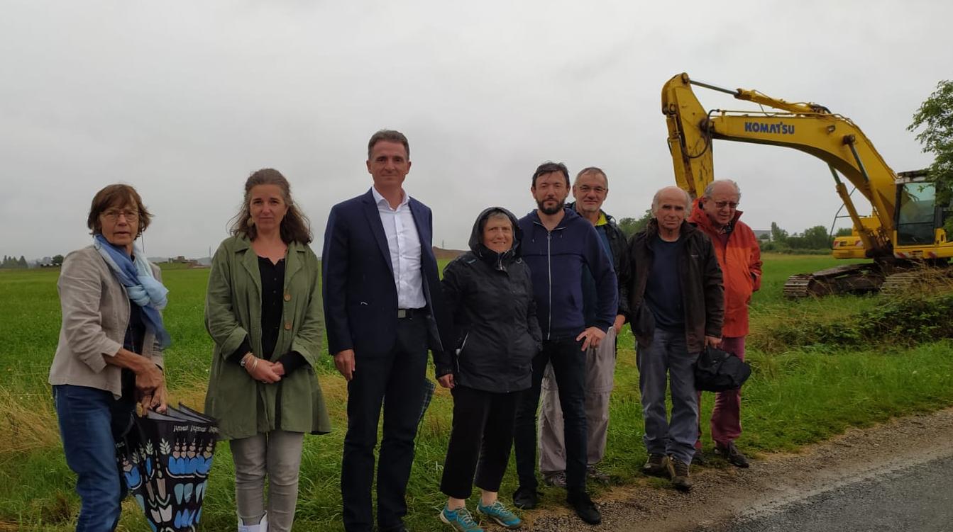Eric Piolle avec des militants sur le site de Malan