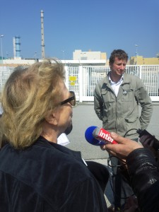 Eva Joly devant l'usine de La Hague