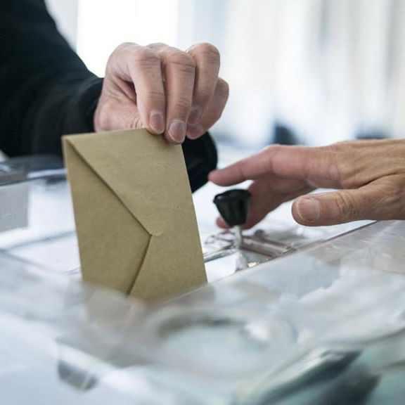 Vote dans une urne