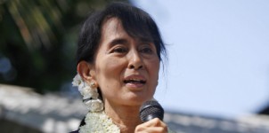 Aung_San_Suu_Kyi_gives_speech