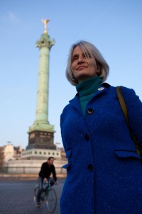 Pour Corine Faugeron, candidate EELV aux législatives 2012 dans la 7eme circonscription de Paris, la voiture doit prendre moins de place dans la ville. Photo : G. Darbord