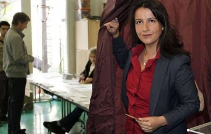 La secrétaire nationale d'Europe Ecologie-Les Verts (EELV), Cécile Duflot, s'est dite dimanche soir "plutôt heureuse" du score de son parti au premier tour des législatives, "en net progrès".