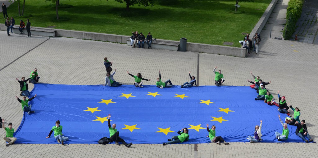 Déploiement d'un drapeau géant à l'occasion de la journée de l'Europe