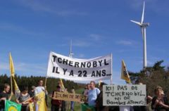 Manif anti nucléaire au pied des éoliennes d'Ally