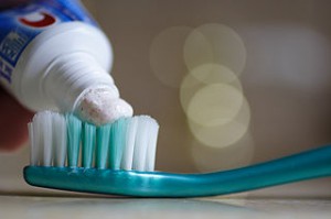 Les fabricants de dentifrice utilisent des nanoparticules de dioxyde de titane dans leurs pâtes pour les blanchir. Une innovation utile?
