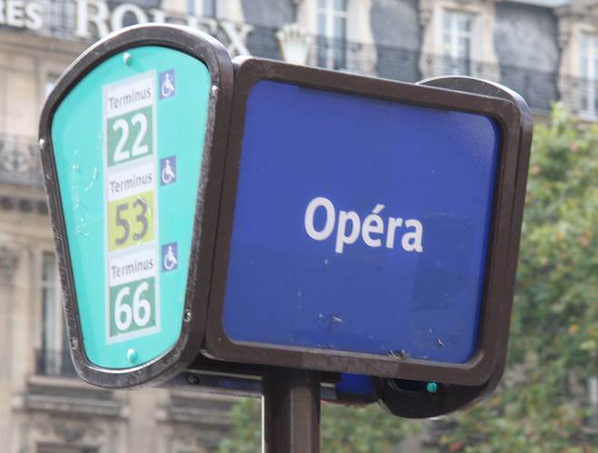 Arrêt de bus Opéra - photo "Upload Bot (Magnus Manske)" CC BY-SA 2.0