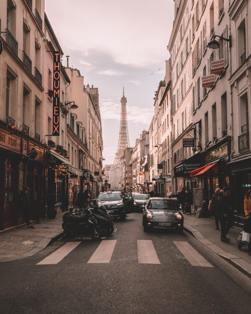 rue de paris avec la Tour Eiffel au fond