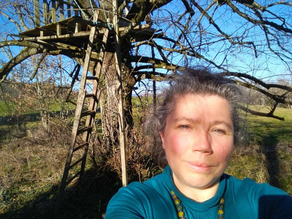 Gwenaëlle Berillon, devant une cabane. 