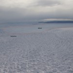 Quand le glacier (à gauche) laisse place au fjord glacé (à droite)