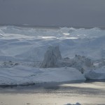 Au niveau du fjord, les glaces forment désormais des icebergs. De ce point de vue, le Jakobshavn est considéré comme le plus productif des glaciers du Groenland.