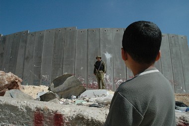 a_boy_looking_at_an_israeli_soldier (1)