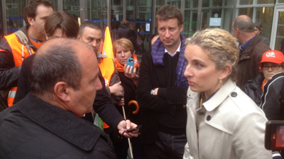 Marc Soubitez, secrétaire du Comité d'Entreprise de Bosch Vénissieux débat avec Delphine Batho, Ministre de l'Environnement, du Développement Durable et de l'Énergie, sur le parvis de la défense à l'instigation de Yannick Jadot le mardi 28 mai 2013.