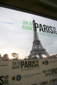 Symboliquement, cette conférence se déroulant sur une péniche amarrée face à la tour Eiffel.