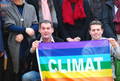 Convention régionale de l'écologie - Manu Reynaud tenant un drapeau Climat